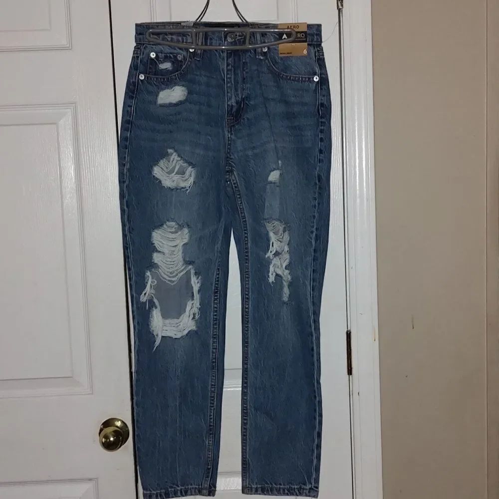 Aeropostale Mom Jeans Super Distressed  Sz 6 NWT